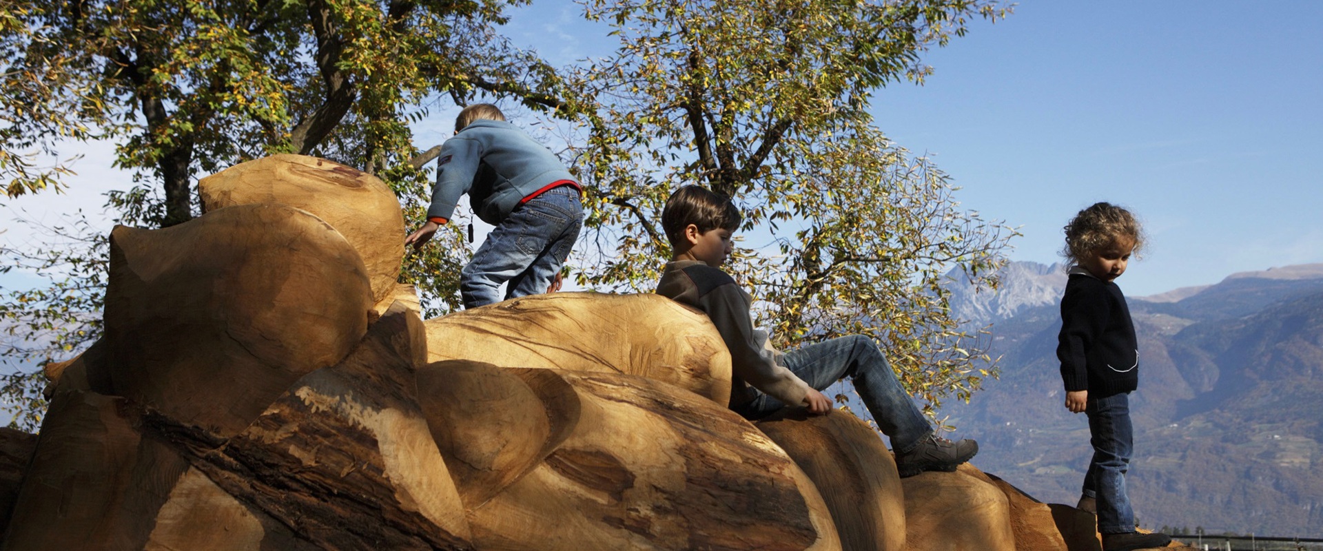 Children walking along the chestnut tree nature trail in Völlan Chestnut Nature Trail in Völlan